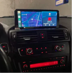 Schermo auto con navigatore GPS e interfaccia multimediale integrata nel cruscotto